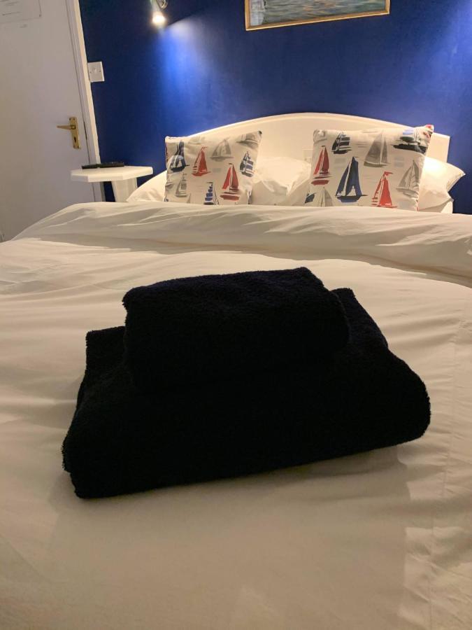 Ye Olde White Harte Hotel Burnham-on-Crouch Habitación foto