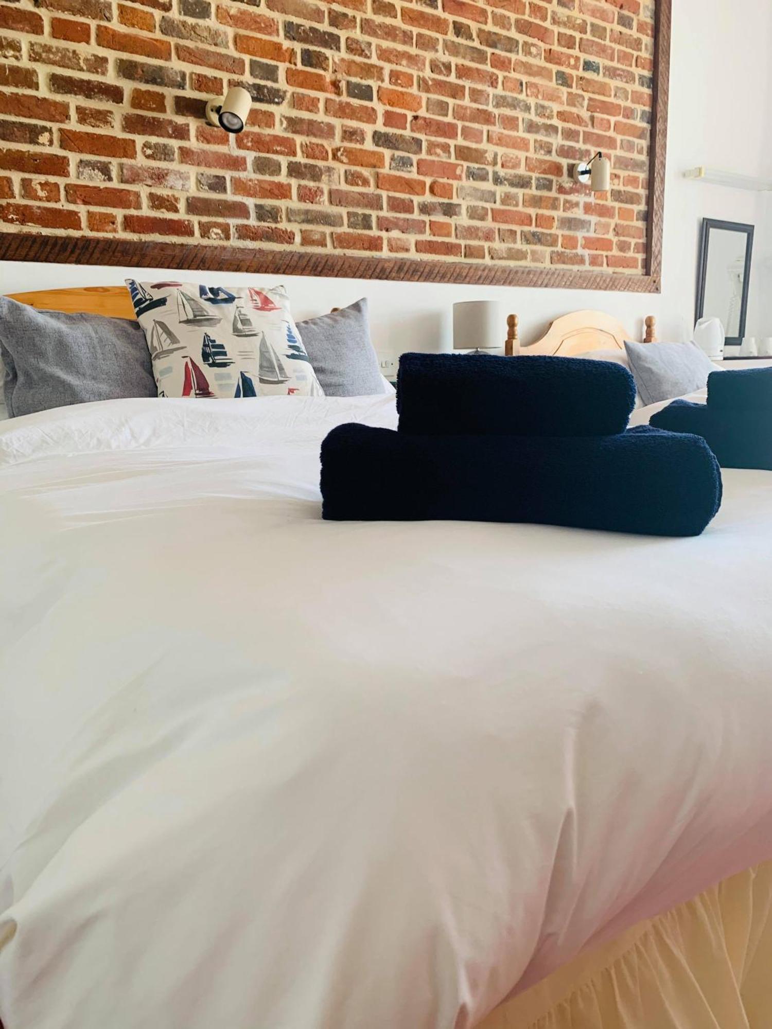 Ye Olde White Harte Hotel Burnham-on-Crouch Habitación foto